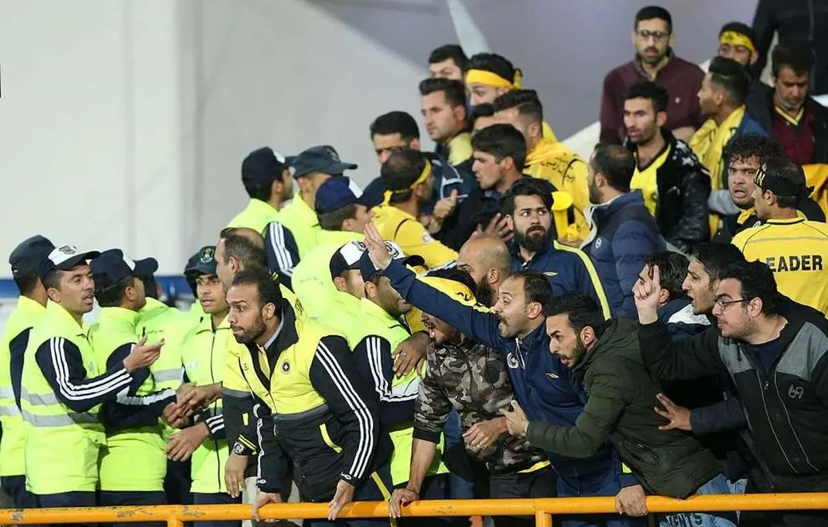 رفتار شرمآور هواداران سپاهان علیه یک پرچم فروش پرسپولیسی!