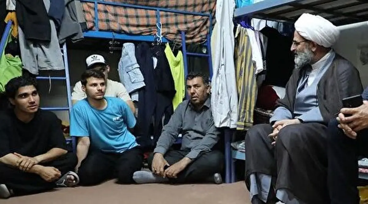 اعتراض دانشجو خطاب به نماینده رهبر انقلاب