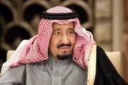 میلیاردر سعودی به دست‌بوسی ملک سلمان رفت/ عکس