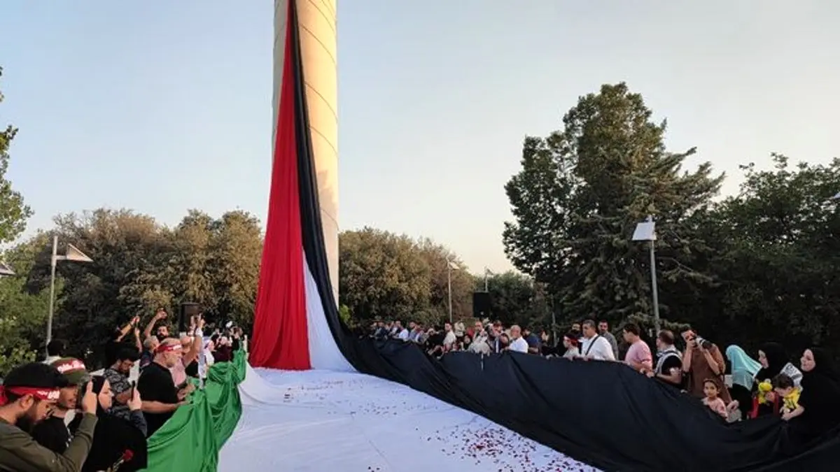 رونمایی از دیوارنگاره میدان انقلاب+ عکس