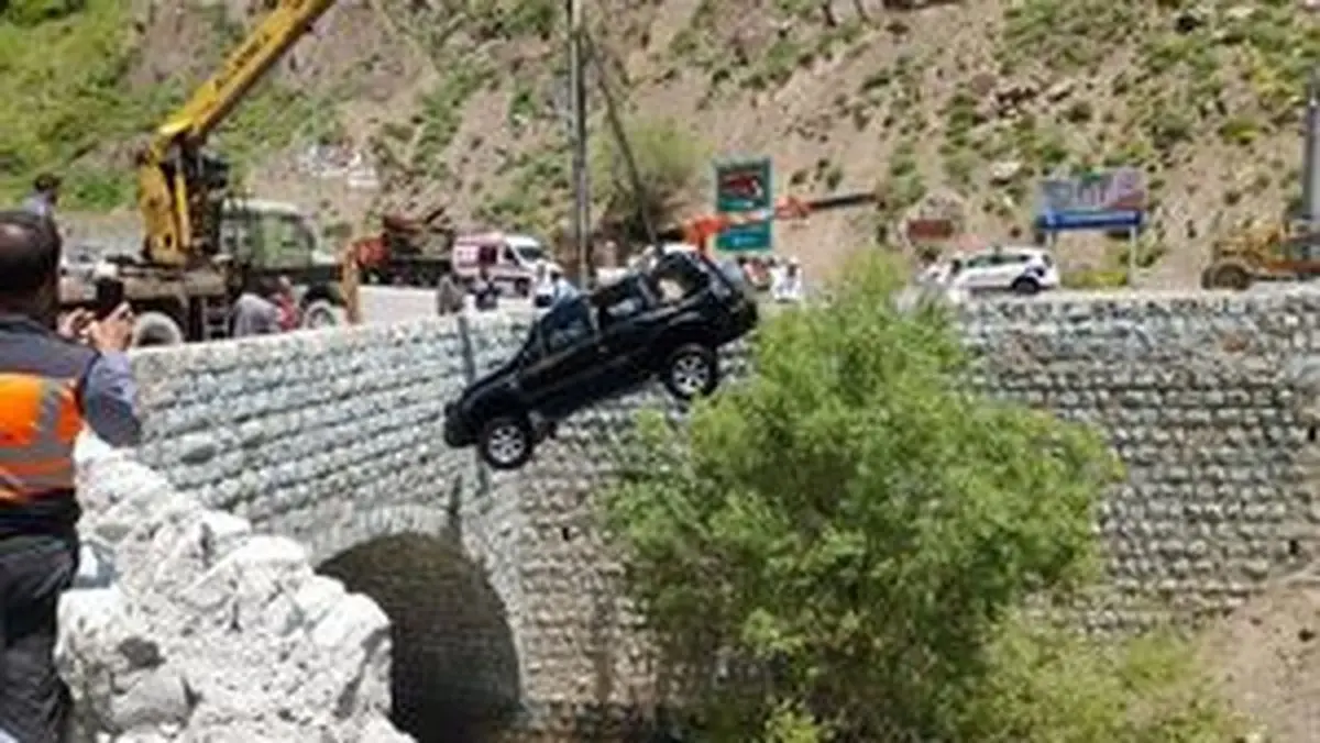 سقوط خودرو پرادو به داخل رودخانه کرج +عکس