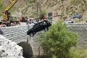 سقوط خودرو پرادو به داخل رودخانه کرج +عکس