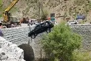 سقوط خودرو پرادو به داخل رودخانه کرج +عکس