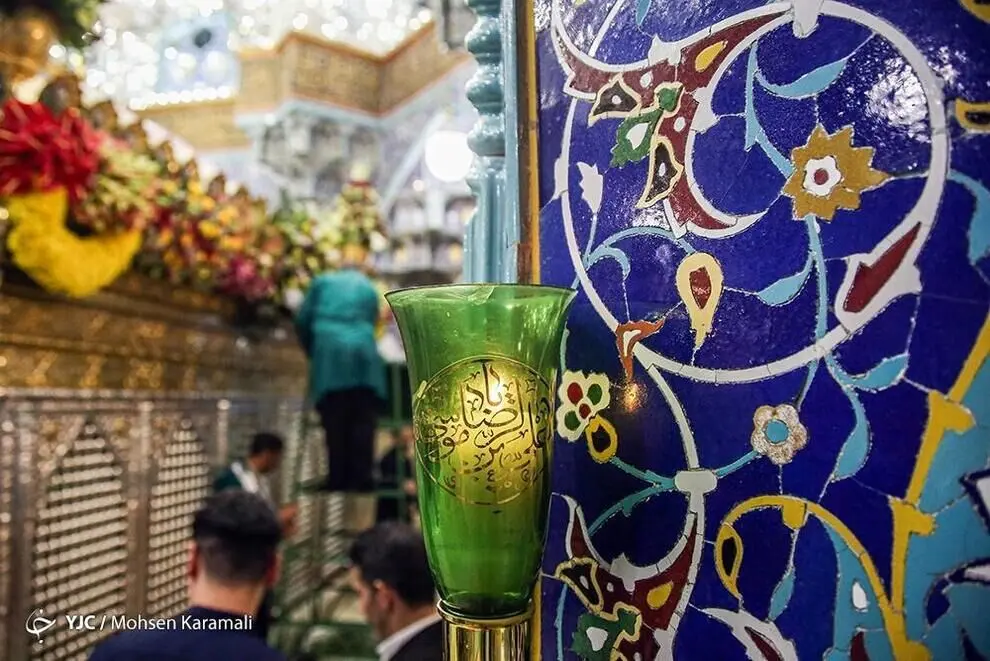 گل آرایی ضریح مطهر حضرت معصومه(س)/ گزارش تصویری 