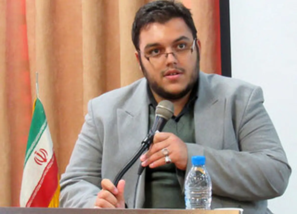 کسی که گرسنه نخوابیده وعده صد روزه میدهد