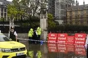 بازداشت فردی که در مقابل پارلمان انگلیس قصد خودسوزی داشت