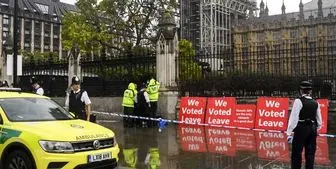 بازداشت فردی که در مقابل پارلمان انگلیس قصد خودسوزی داشت
