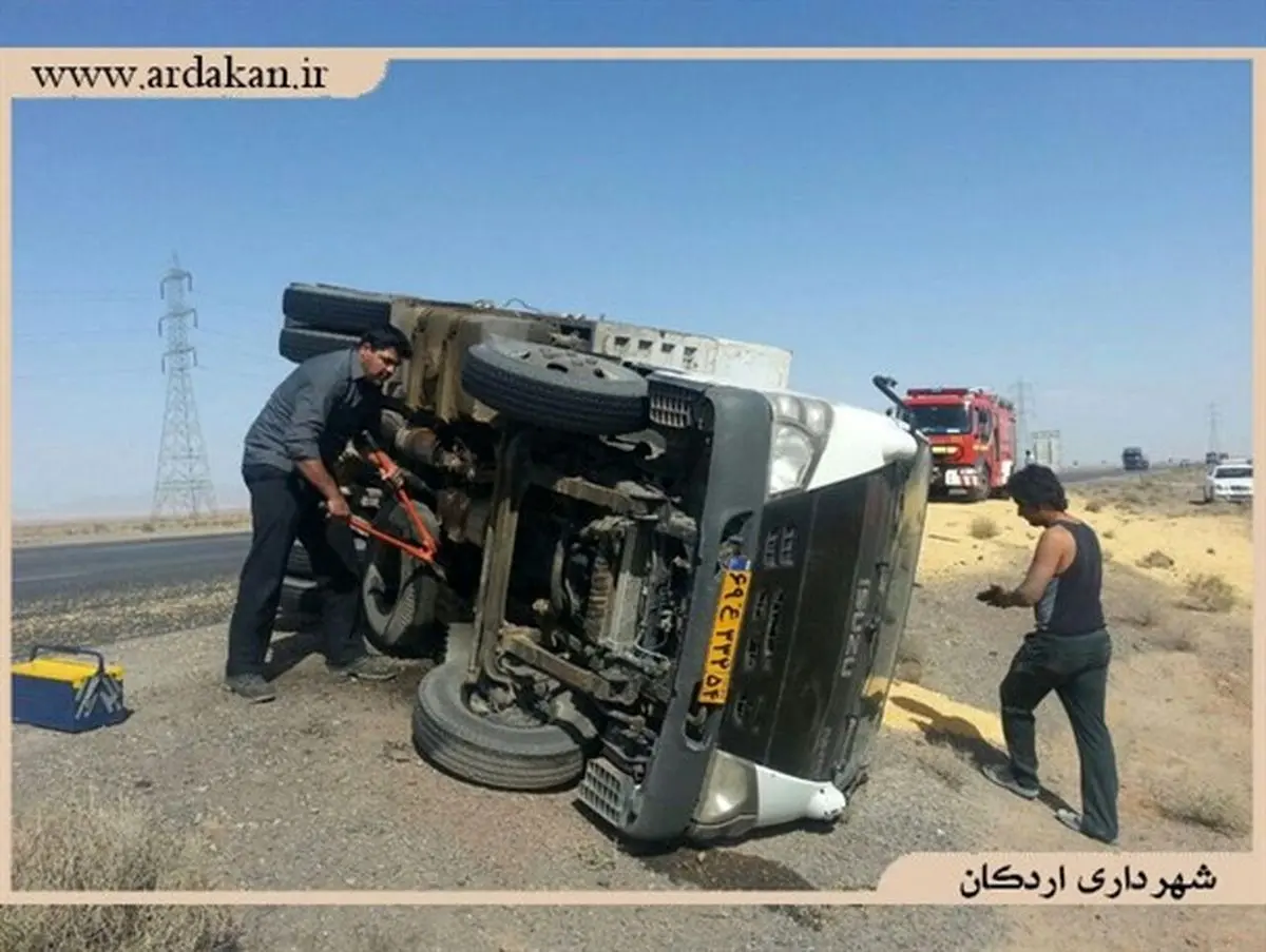 واژگونی کامیون در محور اردکان - نائین+تصاویر
