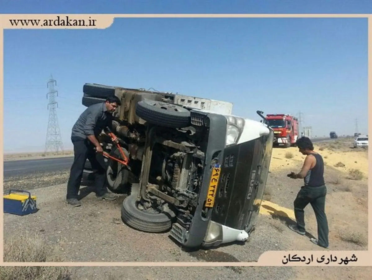 واژگونی کامیون در محور اردکان - نائین+تصاویر