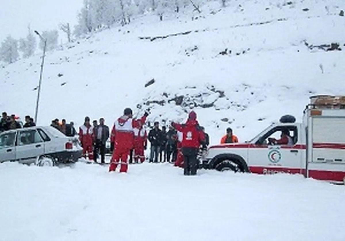 ۸ سلماسی گرفتار در برف و کولاک نجات یافتند
