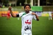 فوتبالیست معروف در حرم امام رضا (ع) + عکس