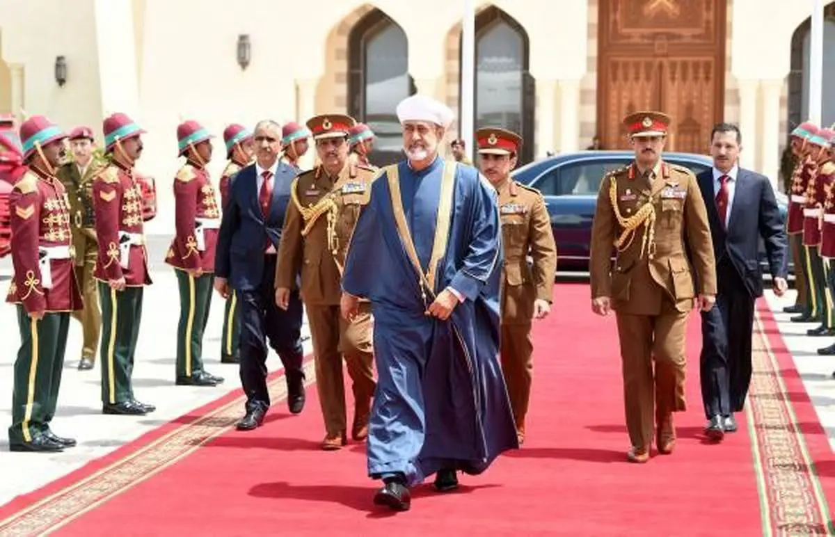 سلطان عمان با عمامه سفید در تهران| علت عمامه سفید چیست؟