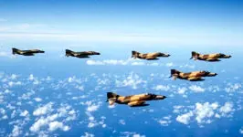 تمرین سوخت گیری فانتوم ها از بوئینگ ۷۰۷ سوخت رسان نیروی هوایی ارتش بر فراز خلیج فارس+ فیلم

