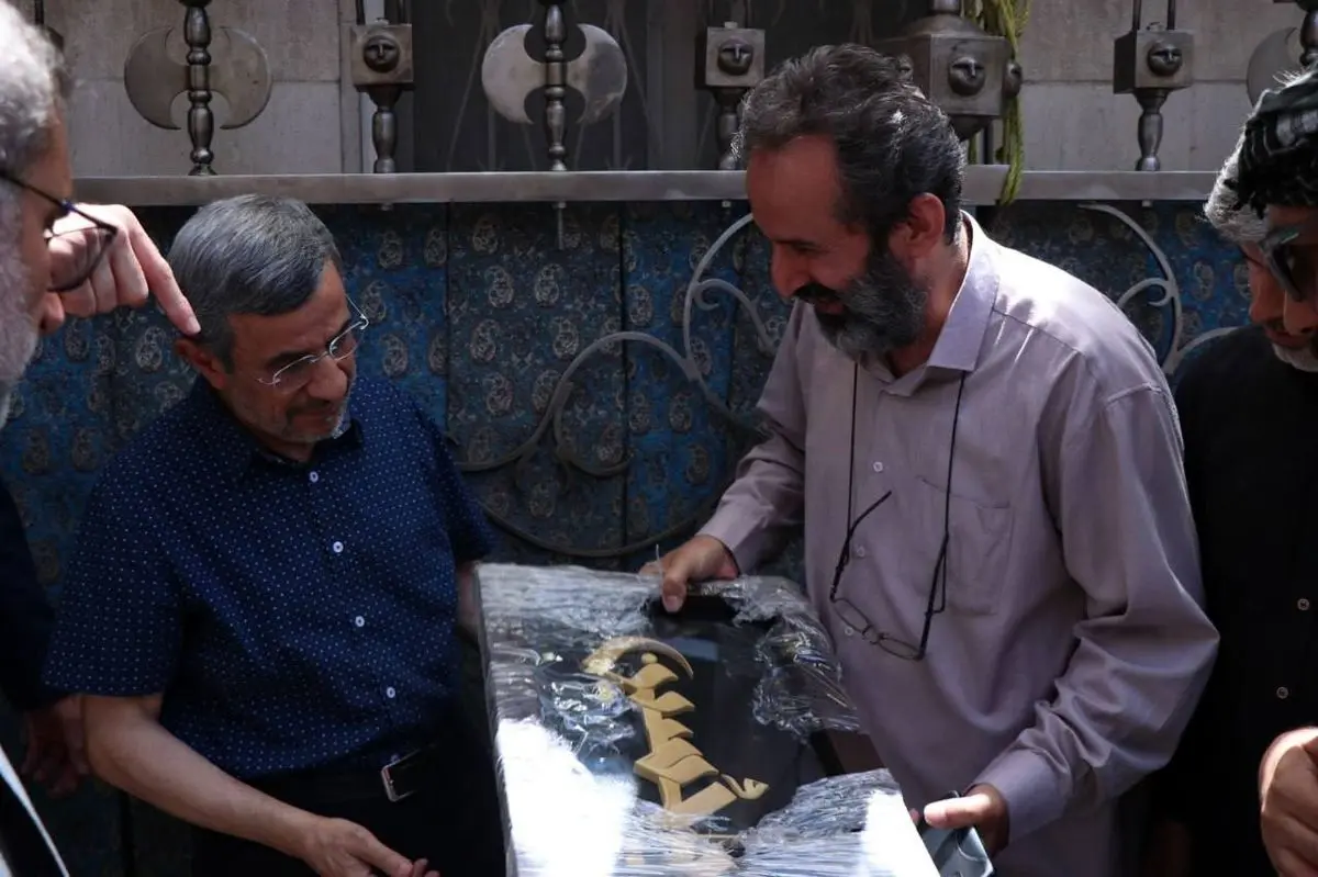 بوسه بر گونه احمدی نژاد+عکس
