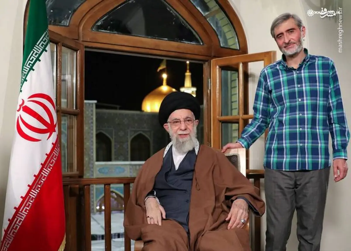 عکس/ شهید مصباح‌الهدی باقری در کنار رهبر شهید در حرم رضوی