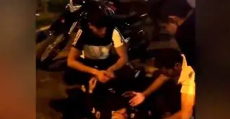  زیرگرفتن ماموران پلیس با خودرو توسط آشوبگران در تهران+فیلم
