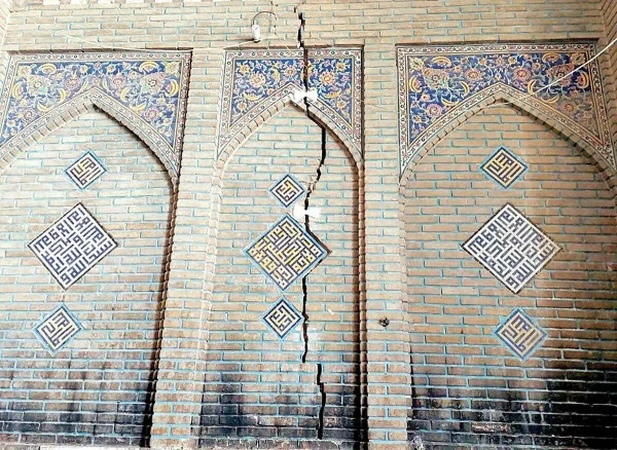 فرونشست زمین و ترک‌خوردگی‌های عجیب نقش جهان و تخت جمشید 
