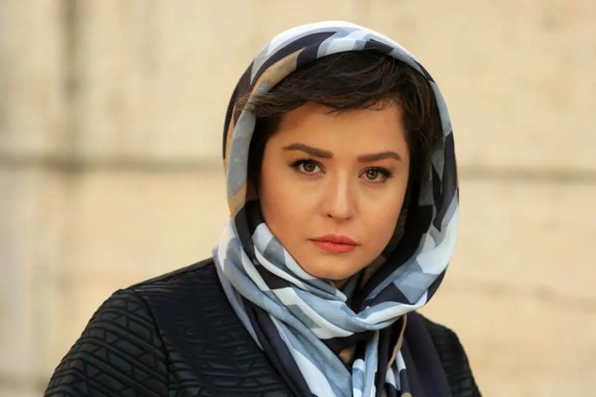 چای خوش رنگ «مهراوه شریفی نیا» برفراز بام تهران/ عکس