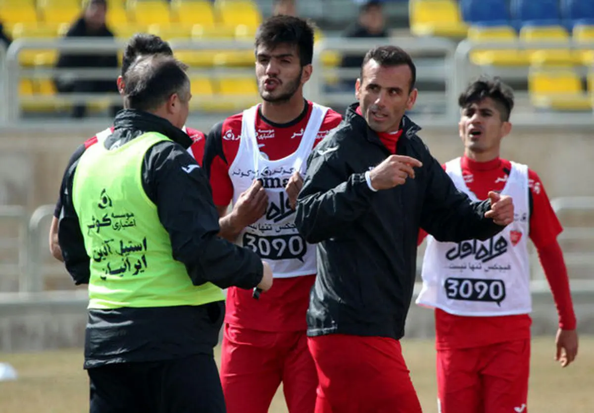 تمرین سرخ پوشان پشت درهای بسته