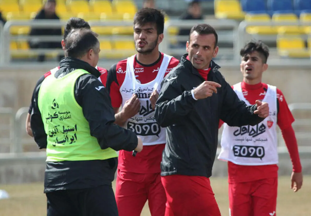 تمرین سرخ پوشان پشت درهای بسته