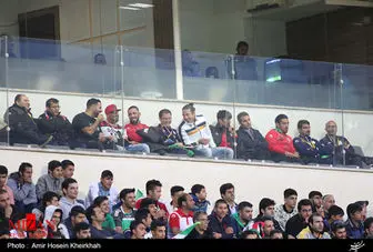 حاشیه بازی ایران و عمان/حضور یک زن در ورزشگاه 