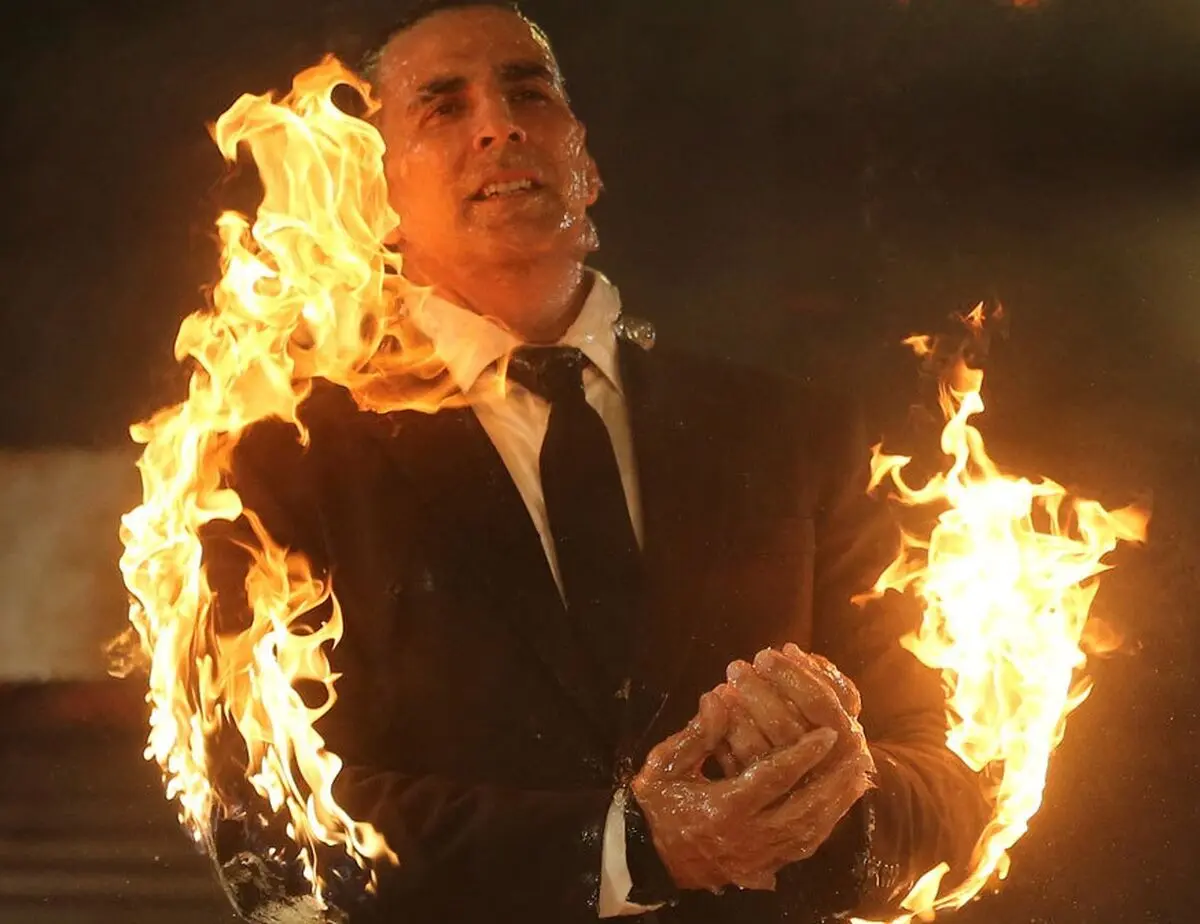 
بازیگر مشهور جلوی چشم همه خود را آتش زد! /تصاویر
