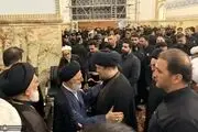 خوش و بش علی‌اصغر حجازی با سیدحسن خمینی در مراسم تشییع و تدفین رهبر شهید انقلاب 
