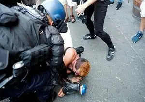استفاده پلیس فرانسه از گاز اشک‌آور و ماشین‌های آب‌پاش در برابر اعتراضات 