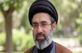 تصویر بزرگ آیت‌الله سیدمجتبی خامنه‌ای، در تشییع  رهبر شهید در نجف 