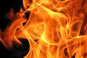 پسر جوان، پدرش را در آتش سوزاند