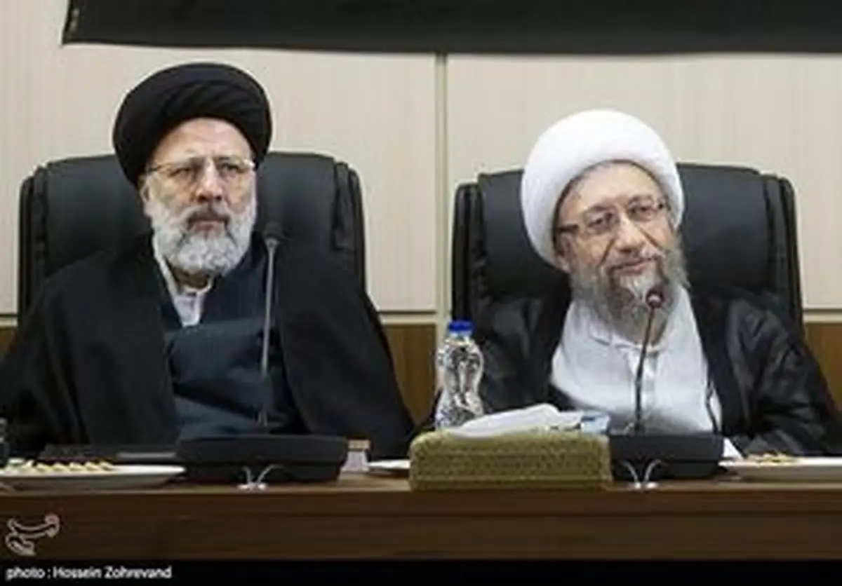 حضور آیتالله آملی لاریجانی در منزل رئیس جمهور شهید