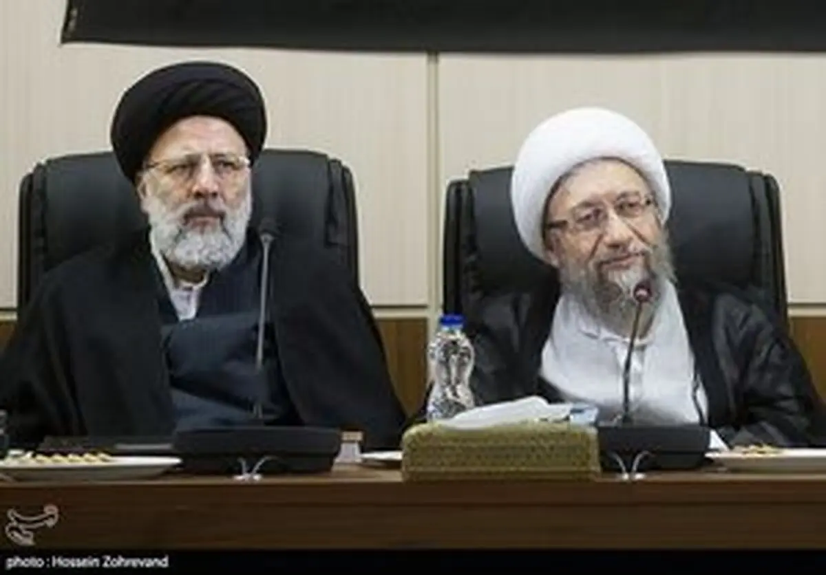 
حضور آیت‌الله آملی لاریجانی در منزل رئیس جمهور شهید
