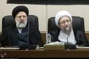 
حضور آیت‌الله آملی لاریجانی در منزل رئیس جمهور شهید
