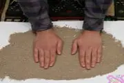 آیا در تیمم لازم است دستها با هم بر زمین زده شود؟