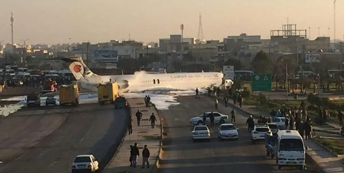 خروج بوئینگ کاسپین از باند فرودگاه ماهشهر و ورود به اتوبان ماهشهر ـ اهواز+ فیلم
