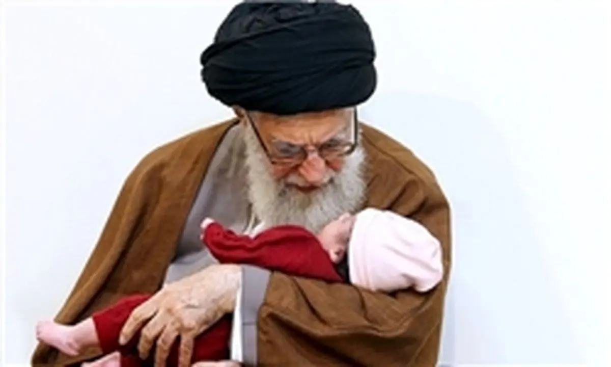 اذان گفتن رهبر انقلاب در گوش دختر شهید مدافع حرم+عکس
