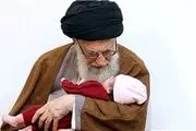 اذان گفتن رهبر انقلاب در گوش دختر شهید مدافع حرم+عکس