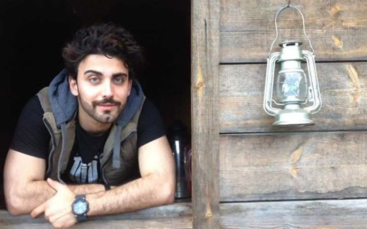بازیگر چشم روشن سریال مانکن در قاب پنجره / عکس