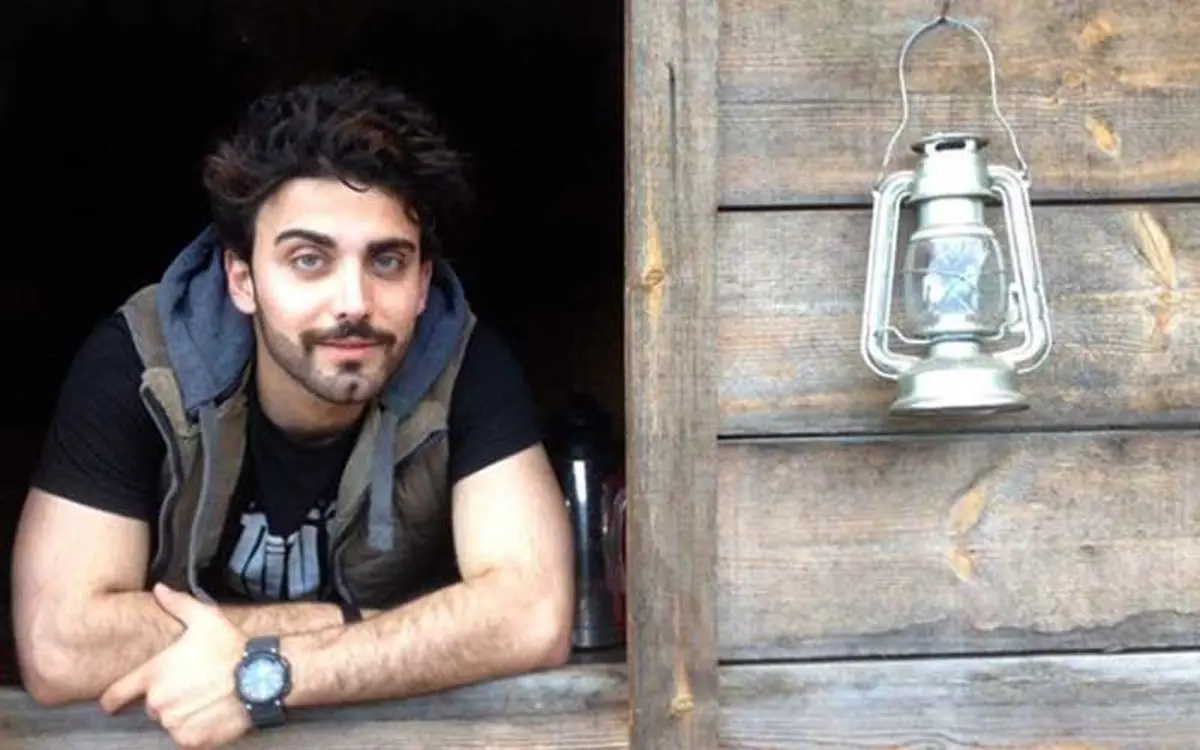 بازیگر چشم روشن سریال مانکن در قاب پنجره / عکس