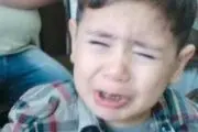کوری چشم پسر بچه در بازی کودکانه