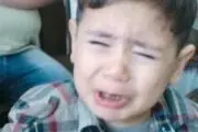 کوری چشم پسر بچه در بازی کودکانه
