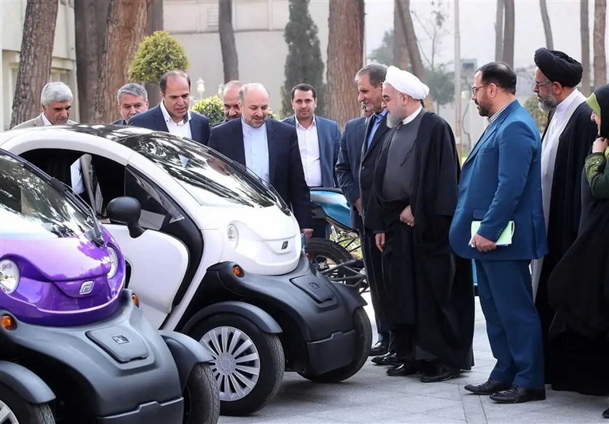 رانندگی آقای رئیس جمهور با ماشین برقی+تصاویر