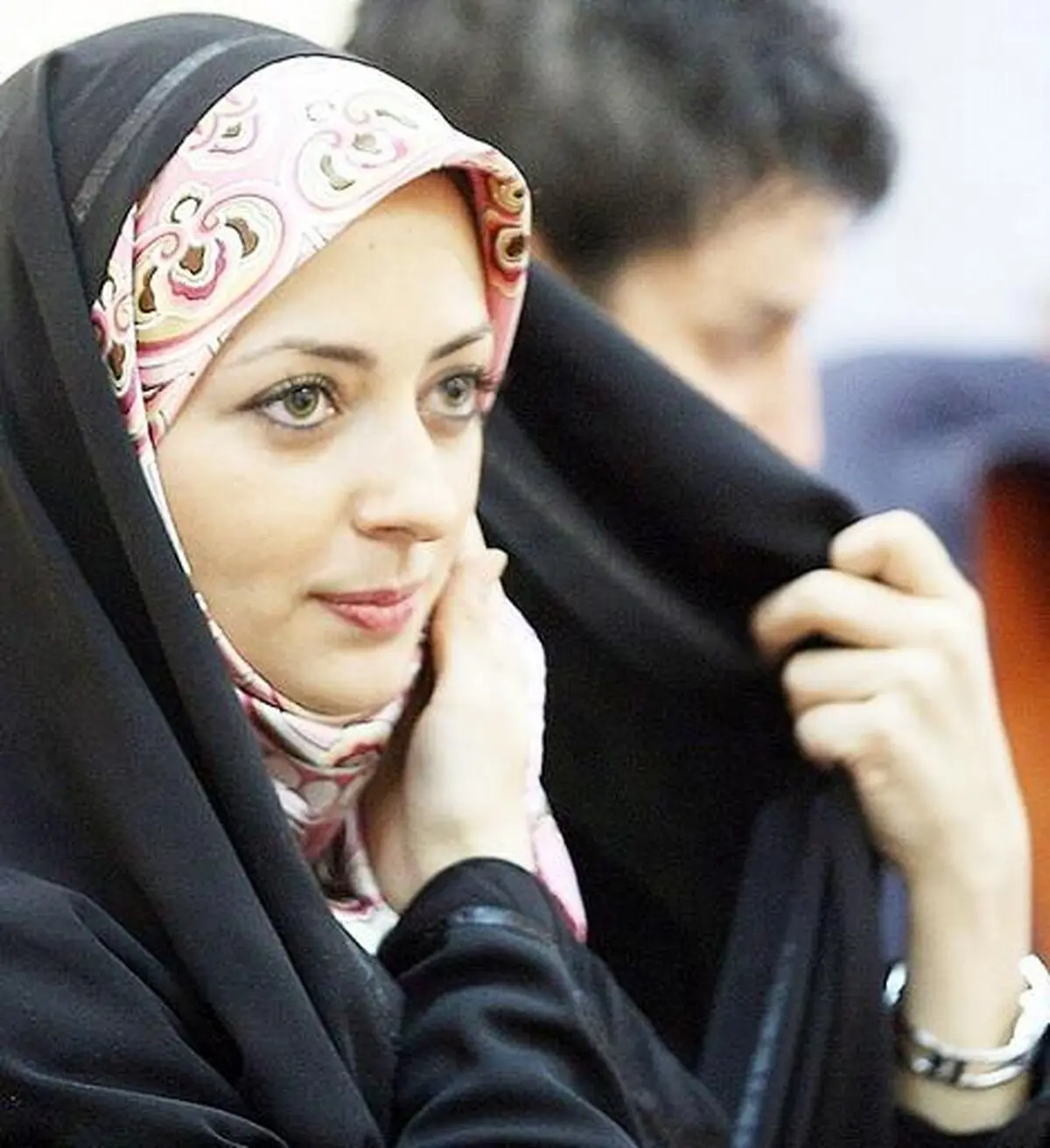 دلجویی خانم بازیگر از همسر شهید آتشنشان / عکس