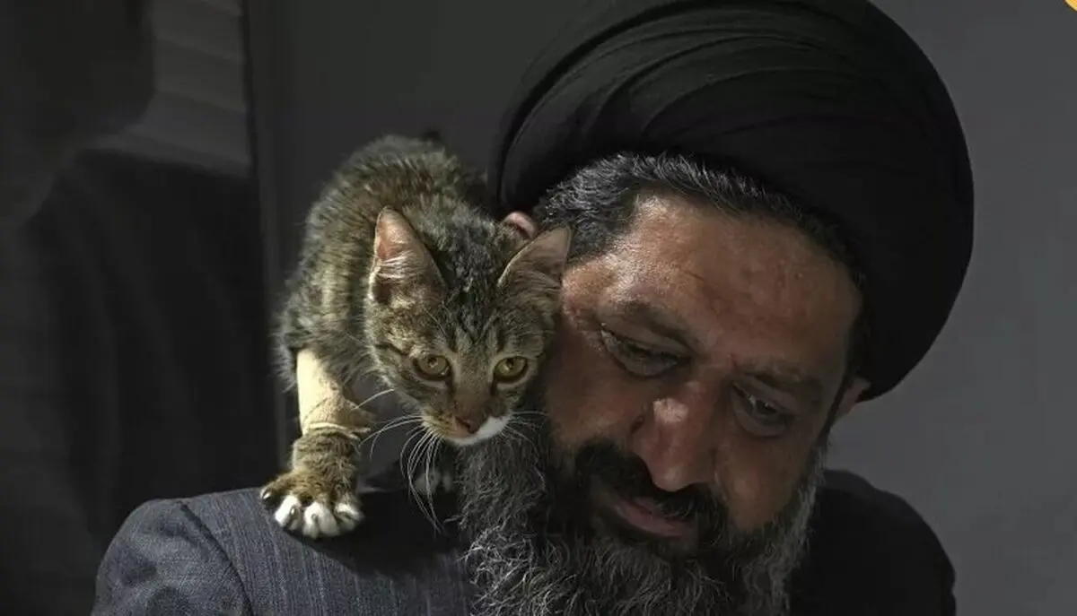 این روحانی در ایران پرطرفدار شد! | گربه در آغوش روحانی محبوب