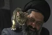 این روحانی در ایران پرطرفدار شد! | گربه در آغوش روحانی محبوب