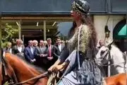 استقبال زنان زیبای اسب سوار از مهمان خارجی در کردستان!+فیلم