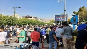 تجمع اعتراضی هواداران استقلال مقابل وزارت ورزش و جوانان