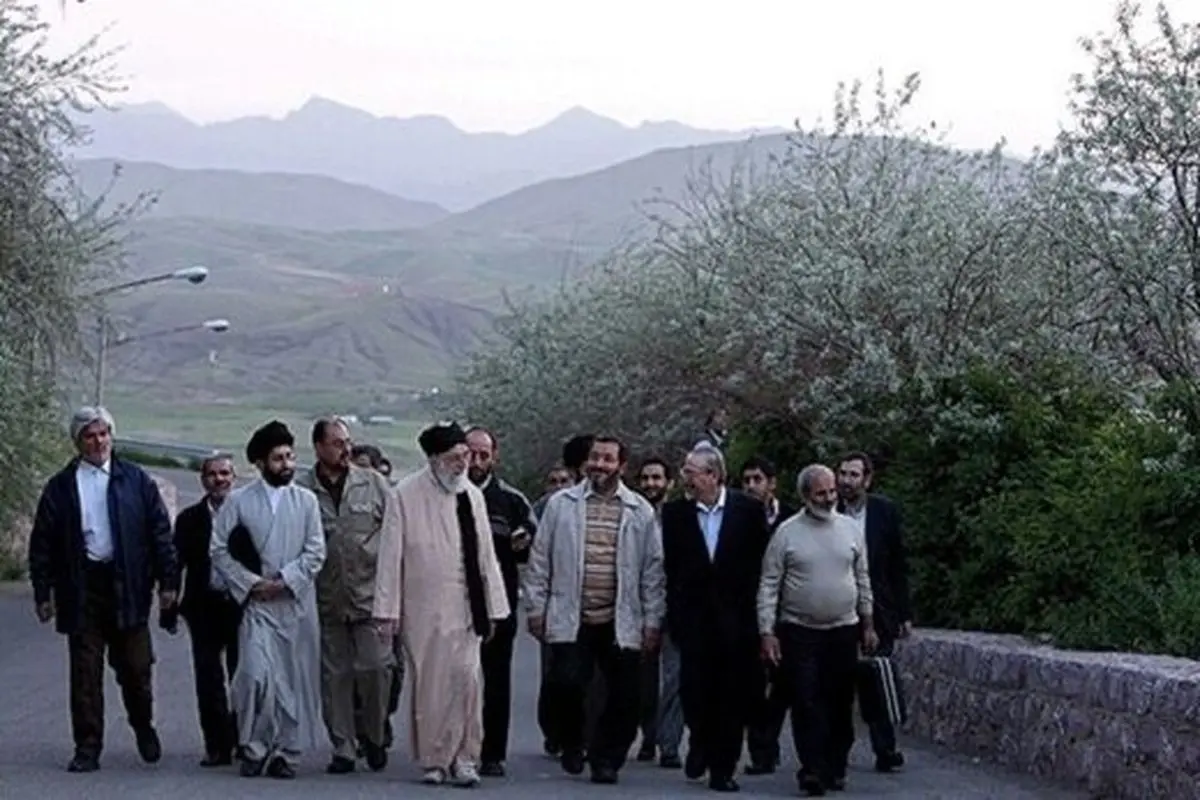 تصویری از پیاده روی سردار استوار با رهبر انقلاب