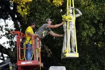 برچیدن مجسمه یادبود ائتلاف جنوب از دانشگاه می سی سی پی آمریکا

