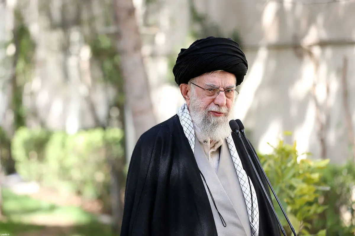 تصاویری از حضور رهبر انقلاب بر مزار شهیدان امیرعبداللهیان، موسوی، جلادتی و زمانینیا
